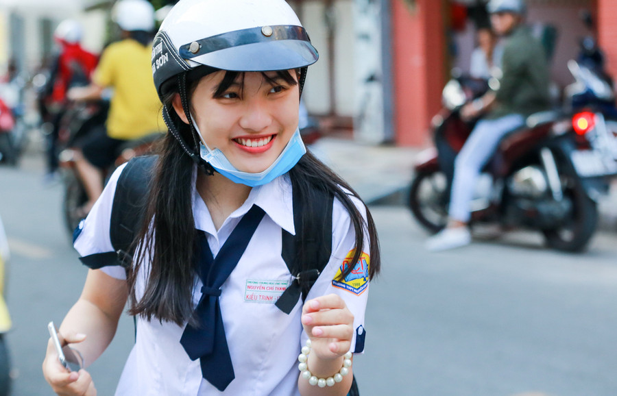 Những nữ sinh làm sáng bừng trường thi THPT quốc gia ảnh 4 Những nữ sinh có gương mặt sáng bừng trường thi THPT quốc gia