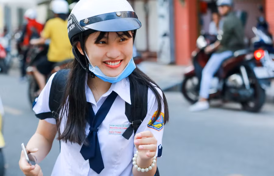 Những nữ sinh có gương mặt sáng bừng trường thi THPT quốc gia