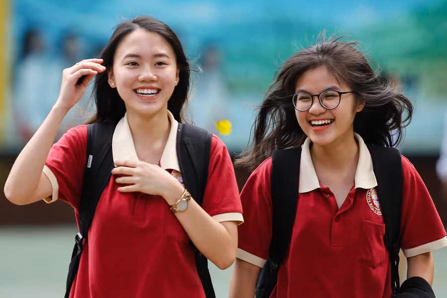 Những nữ sinh có gương mặt sáng bừng trường thi THPT quốc gia