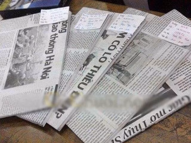 Bọc báo lại cho vở sạch đẹp, kèm theo nhãn vở handmade