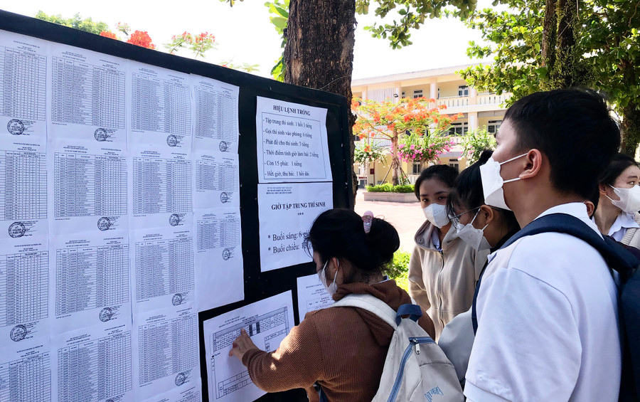 Thí sinh đến sớm để làm thủ tục và nghe phổ biến quy chế thi. Ảnh Trần Tươi. Thí sinh đến sớm để làm thủ tục và nghe phổ biến quy chế thi. Ảnh Trần Tươi.
