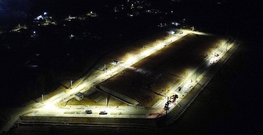 Công trường khu tái định cư cao tốc Bắc - Nam sáng rực ánh đèn về đêm.