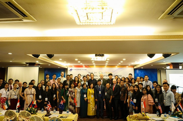 Các đại biểu tham dự Hội thảo Quốc tế OpenTESOL lần thứ 7 chụp hình kỉ niệm Các đại biểu tham dự Hội thảo Quốc tế OpenTESOL lần thứ 7 chụp hình kỉ niệm