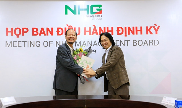 Ông Hoàng Quốc Việt- Chủ tịch NHG trao quyết định bổ nhiệm cho TS. Trần Xuân Thảo- Phó tổng giám đốc phụ trách nghiên cứu và phát triển NHG kiêm nhiệm Chủ tịch Hội đồng ĐBCLGD NHG Ông Hoàng Quốc Việt- Chủ tịch NHG trao quyết định bổ nhiệm cho TS. Trần Xuân Thảo- Phó tổng giám đốc phụ trách nghiên cứu và phát triển NHG kiêm nhiệm Chủ tịch Hội đồng ĐBCLGD NHG