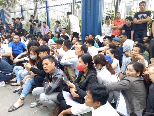 Hàng nghìn người chen nhau, xếp hàng từ 3 giờ sáng làm thủ tục visa Hàn Quốc - 14