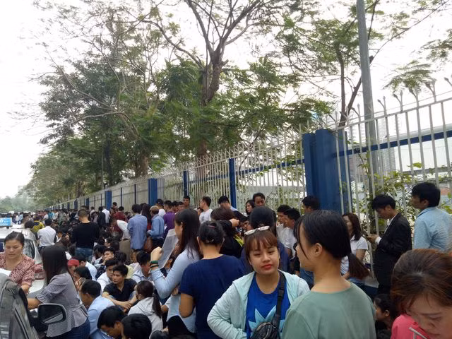 Hàng nghìn người chen nhau, xếp hàng từ 3 giờ sáng làm thủ tục visa Hàn Quốc - 4