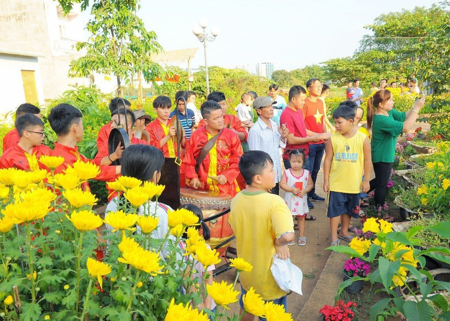 Từ bãi đất nhếch nhác trở thành công viên hoa, nơi thư giãn của người dân, Từ bãi đất nhếch nhác trở thành công viên hoa, nơi thư giãn của người dân,