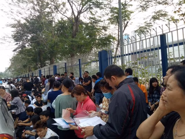 Hàng nghìn người chen nhau, xếp hàng từ 3 giờ sáng làm thủ tục visa Hàn Quốc - 2