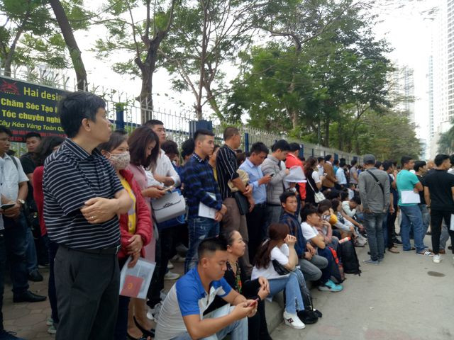 Hàng nghìn người chen nhau, xếp hàng từ 3 giờ sáng làm thủ tục visa Hàn Quốc - 16