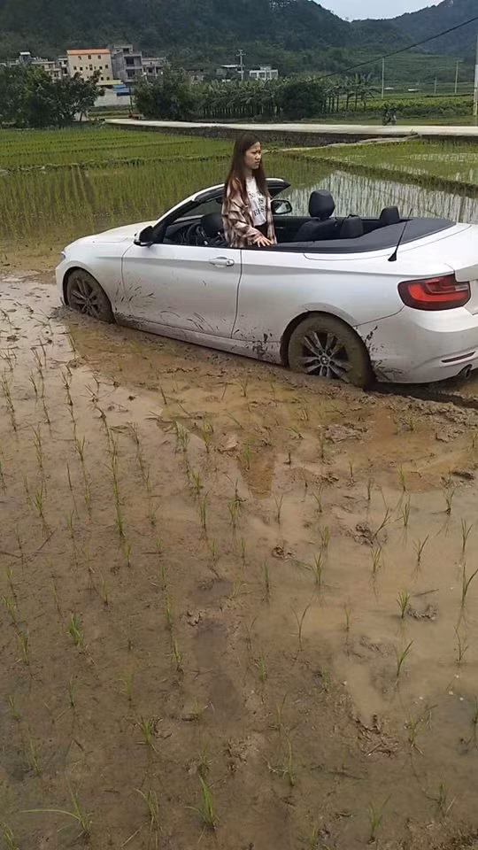 Người đẹp và siêu xe.