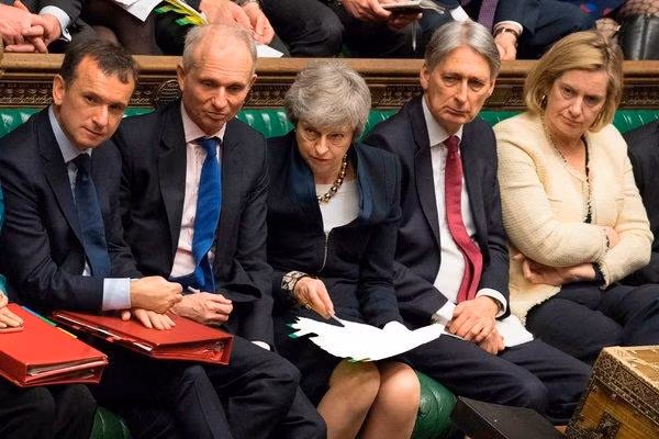 Thủ tướng Theresa May (giữa) tại Hạ viện ở London trong một cuộc điều trần về thỏa thuận Brexit. Ảnh: TNT.