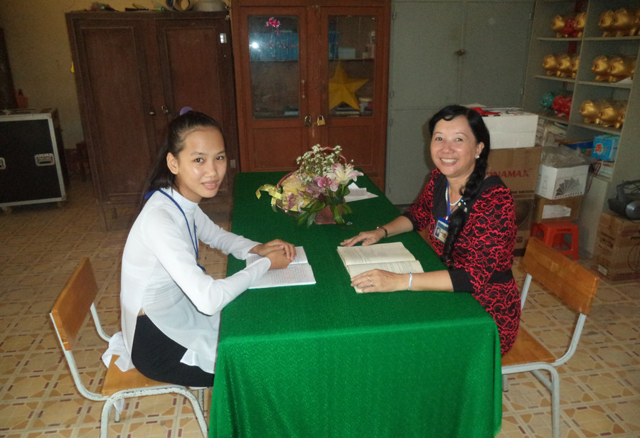 Cô giáo Nguyễn Thị Mỹ Dung đang hướng dẫn ôn tập bài cho HS. Ảnh: LP