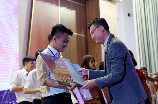 Đại diện ICAEW trao phần thưởng và suất học bổng cho quán quân cuộc thi.