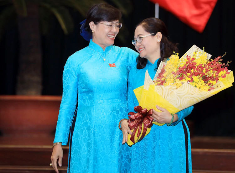 Bà Quyết Tâm (bên trái) tặng hoa cho tân Chủ tịch HĐND TP HCM. Ảnh: Hữu Khoa.