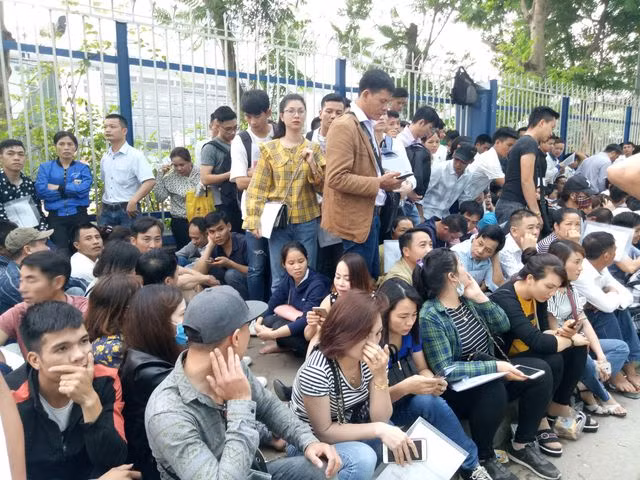 Hàng nghìn người chen nhau, xếp hàng từ 3 giờ sáng làm thủ tục visa Hàn Quốc - 5