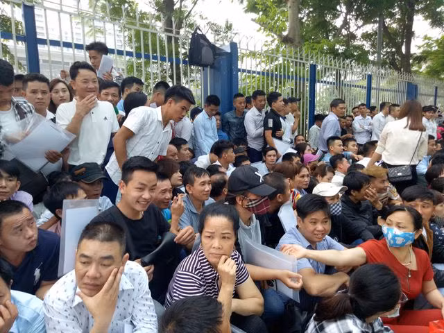 Hàng nghìn người chen nhau, xếp hàng từ 3 giờ sáng làm thủ tục visa Hàn Quốc - 8