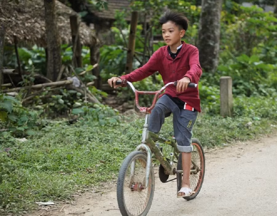 Cậu bé Vì Quyết Chiến với chiếc xe đạp không phanh vừa được nhà hảo tâm mua lại