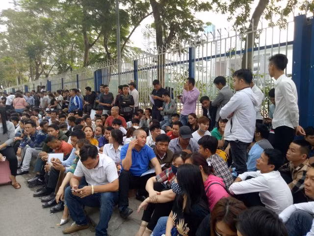 Hàng nghìn người chen nhau, xếp hàng từ 3 giờ sáng làm thủ tục visa Hàn Quốc - 1