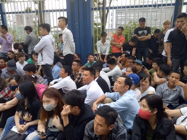 Hàng nghìn người chen nhau, xếp hàng từ 3 giờ sáng làm thủ tục visa Hàn Quốc - 10