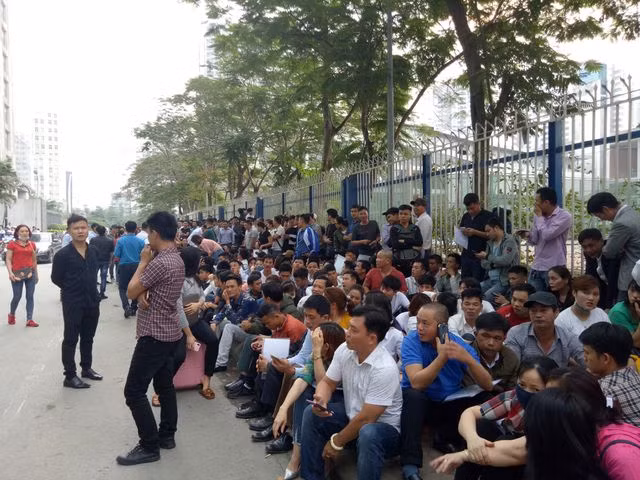 Hàng nghìn người chen nhau, xếp hàng từ 3 giờ sáng làm thủ tục visa Hàn Quốc - 7