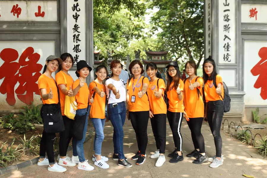 Cô và trò trường Đại học Thủ đô Hà Nội