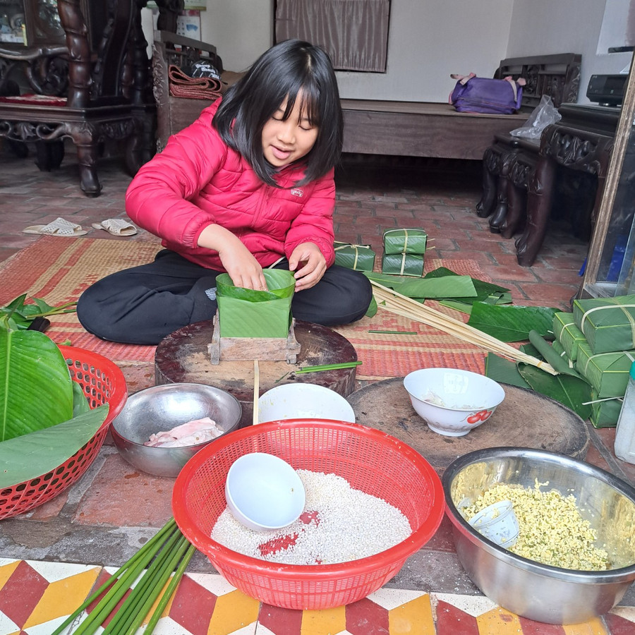 Học sinh Trường Tiểu học Hải Long ở nhà tham gia gói bánh chưng tại gia đình. Học sinh Trường Tiểu học Hải Long ở nhà tham gia gói bánh chưng tại gia đình.
