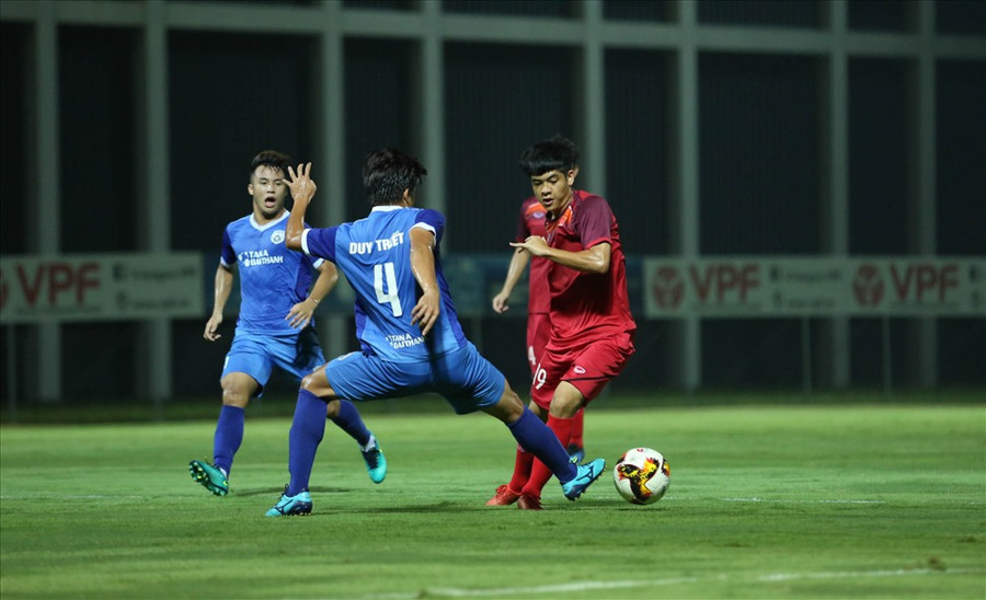 HLV Philippe Troussier sẽ còn rất nhiều việc phải làm với các cầu thủ trẻ Việt Nam, đặc biệt là việc xây dựng cho họ nền tảng thể lực trong thời gian tới HLV Philippe Troussier sẽ còn rất nhiều việc phải làm với các cầu thủ trẻ Việt Nam, đặc biệt là việc xây dựng cho họ nền tảng thể lực trong thời gian tới