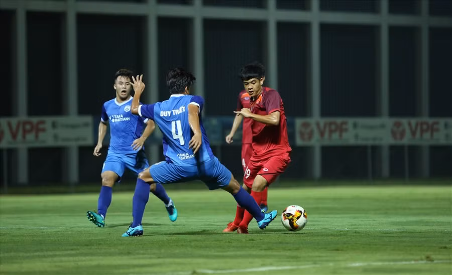 HLV Philippe Troussier sẽ còn rất nhiều việc phải làm với các cầu thủ trẻ Việt Nam, đặc biệt là việc xây dựng cho họ nền tảng thể lực trong thời gian tới