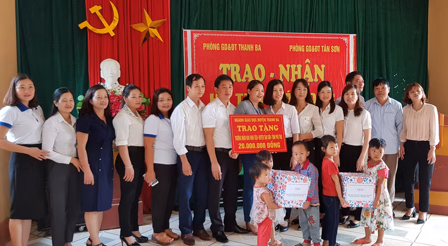 Lãnh đạo phòng GD Thanh Ba tặng quà và động viên cô và trò trường mầm nin Vinh Tiền