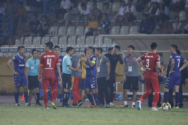 Sự căng thẳng được đẩy lên cao, khiến trận đấu bị gián đoạn rất lâu