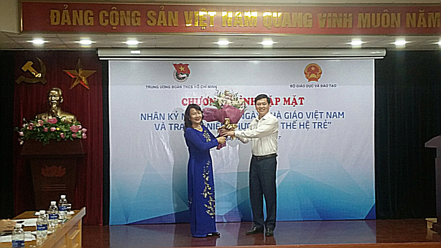 Ông Nguyễn Long Hải, Bí thư Trung ương Đoàn TNCS Hồ Chí Minh tặng hoa chúc mừng bà Nguyễn Thị Nghĩa, Thứ trưởng Bộ GD&ĐT nhân ngày Nhà giáo Việt Nam 20/11.