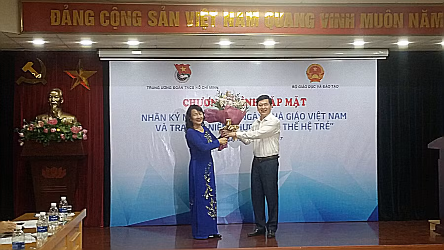 Ông Nguyễn Long Hải, Bí thư Trung ương Đoàn TNCS Hồ Chí Minh tặng hoa chúc mừng bà Nguyễn Thị Nghĩa, Thứ trưởng Bộ GD&ĐT nhân ngày Nhà giáo Việt Nam 20/11.