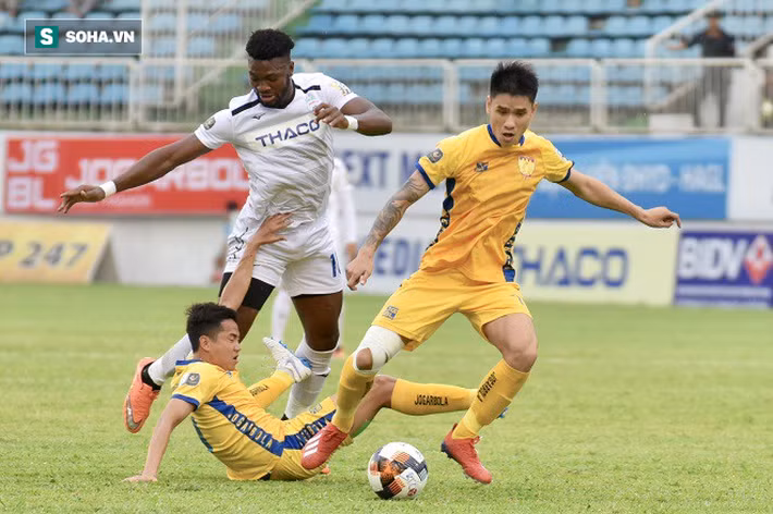 Các hậu vệ của Thanh Hóa vất vả cản phá tiền đạo Walsh Chevaughn của HAGL