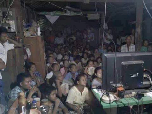 Thời cả xóm chỉ có một chiếc ti vi. Thời cả xóm chỉ có một chiếc ti vi.