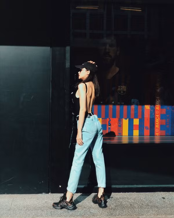 Những chiếc áo tắm một mảnh khoét lưng sâu, giúp người khoe khéo tấm lưng trần, khi kết hợp cùng quần dài bỗng chốc trở nên kín đáo hơn hẳn.