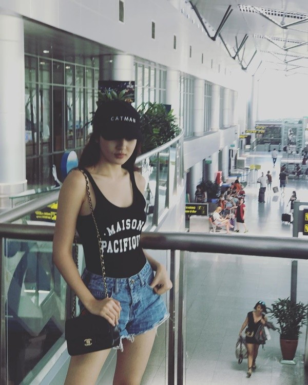 Rất nhiều lần người đẹp mix, match item này thành một outfit nổi bật để xuống phố.