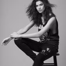 Học ngay những bí kíp tạo dáng khi chụp ảnh giúp chị em che toàn bộ nhược điểm bụng to, chân ngắn ảnh 8