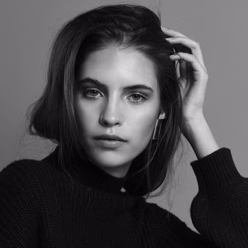 Học ngay những bí kíp tạo dáng khi chụp ảnh giúp chị em che toàn bộ nhược điểm bụng to, chân ngắn ảnh 2