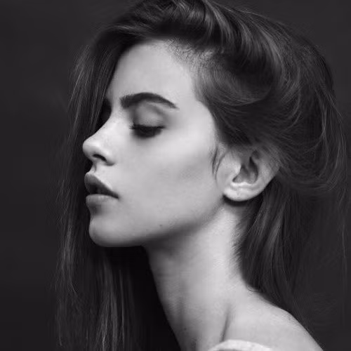 Học ngay những bí kíp tạo dáng khi chụp ảnh giúp chị em che toàn bộ nhược điểm bụng to, chân ngắn ảnh 3