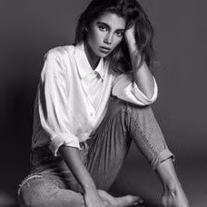 Học ngay những bí kíp tạo dáng khi chụp ảnh giúp chị em che toàn bộ nhược điểm bụng to, chân ngắn ảnh 9