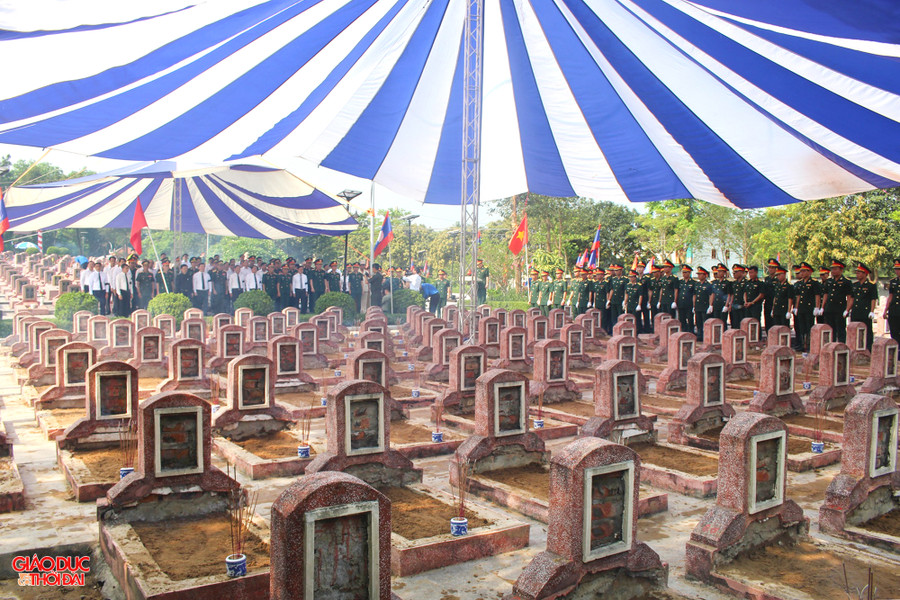 Lễ an táng trọng thể 96 hài cốt liệt sĩ được tổ chức theo nghi thức Quân đội tại khuôn viên Nghĩa trang Liệt sĩ huyện Nghi Lộc. Ảnh: Phạm Tâm. Lễ an táng trọng thể 96 hài cốt liệt sĩ được tổ chức theo nghi thức Quân đội tại khuôn viên Nghĩa trang Liệt sĩ huyện Nghi Lộc. Ảnh: Phạm Tâm.