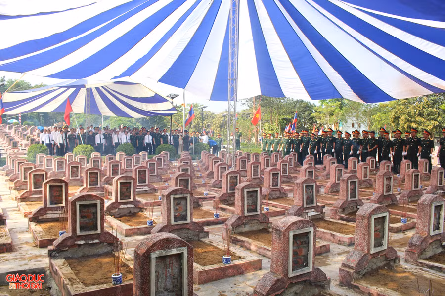 Lễ an táng trọng thể 96 hài cốt liệt sĩ được tổ chức theo nghi thức Quân đội tại khuôn viên Nghĩa trang Liệt sĩ huyện Nghi Lộc. Ảnh: Phạm Tâm.