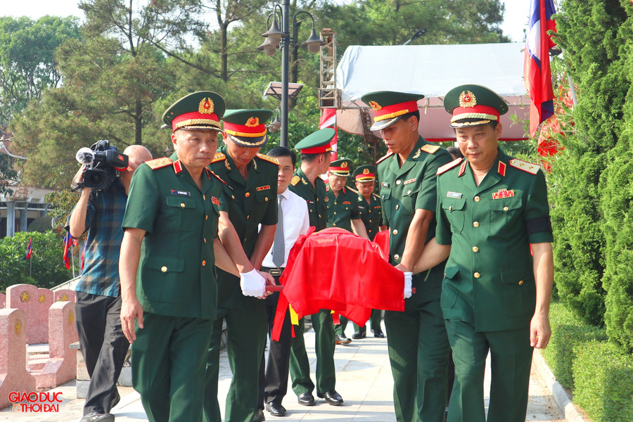 Lãnh đạo Ban Công tác đặc biệt Chính phủ, Bộ Quốc phòng, Quân khu 4 di chuyển hài cốt các liệt sĩ về nơi an táng. Ảnh: Phạm Tâm. Lãnh đạo Ban Công tác đặc biệt Chính phủ, Bộ Quốc phòng, Quân khu 4 di chuyển hài cốt các liệt sĩ về nơi an táng. Ảnh: Phạm Tâm.