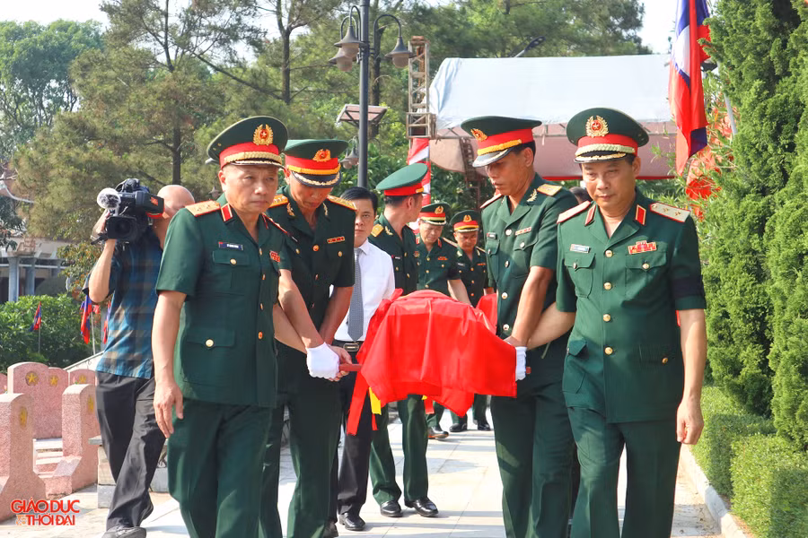 Lãnh đạo Ban Công tác đặc biệt Chính phủ, Bộ Quốc phòng, Quân khu 4 di chuyển hài cốt các liệt sĩ về nơi an táng. Ảnh: Phạm Tâm.