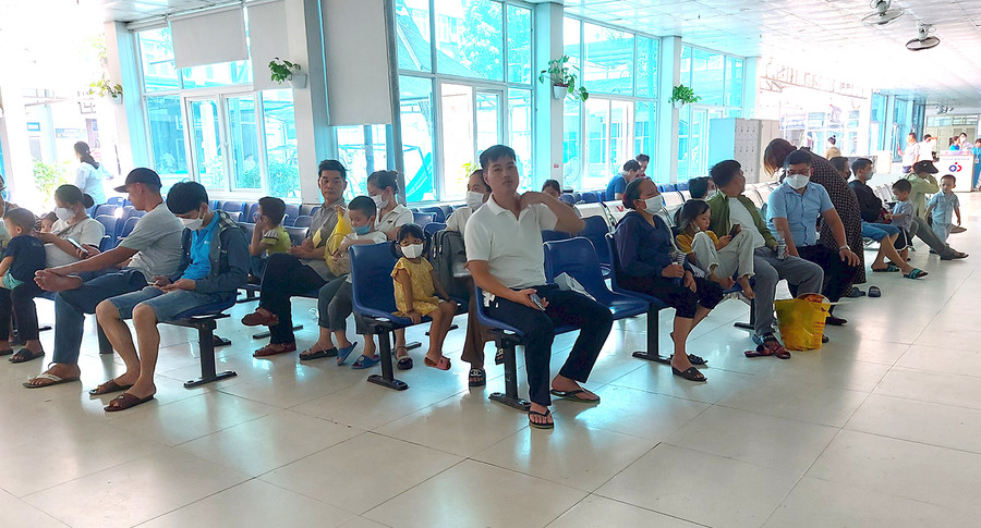 Do thời tiết nắng nóng, trung bình mỗi ngày Bệnh viện Sản nhi Nghệ An tiếp nhận từ 500-700 bệnh nhi. Ảnh: Phạm Tâm.