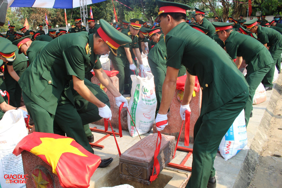 Các anh hùng liệt sĩ hi sinh trên nước bạn Lào đã trở về với đất mẹ. Ảnh: Phạm Tâm. Các anh hùng liệt sĩ hi sinh trên nước bạn Lào đã trở về với đất mẹ. Ảnh: Phạm Tâm.