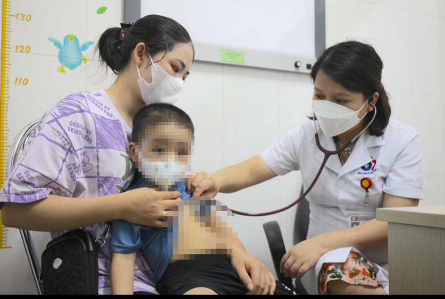 Cháu bé bị ho dẫn đến tổn thương phổi vì thời tiết nắng nóng. Ảnh: Phạm Tâm.