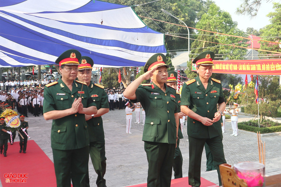 Các đại biểu thành kính tưởng niệm các liệt sĩ. Ảnh: Phạm Tâm. Các đại biểu thành kính tưởng niệm các liệt sĩ. Ảnh: Phạm Tâm.