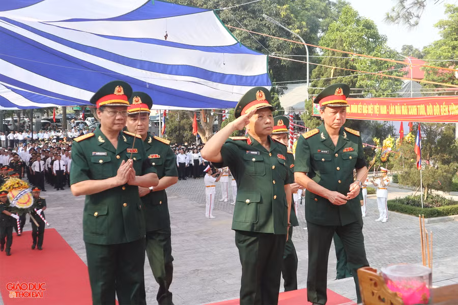 Các đại biểu thành kính tưởng niệm các liệt sĩ. Ảnh: Phạm Tâm.