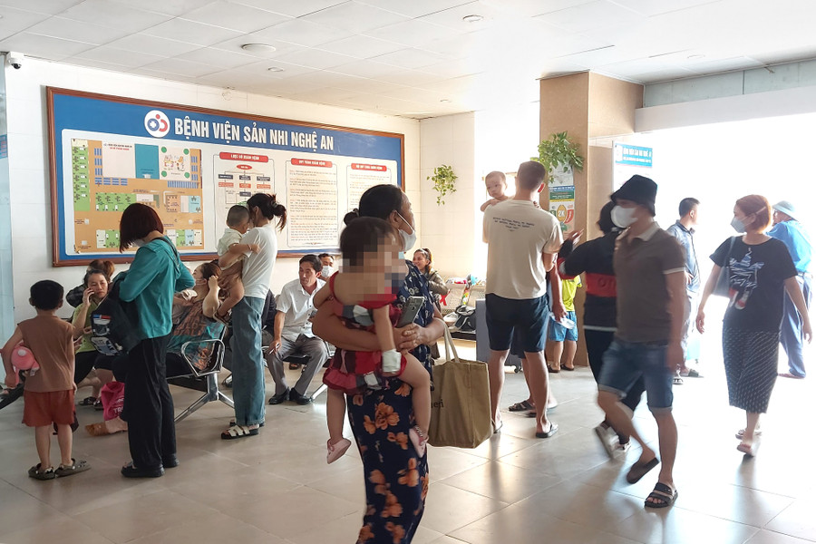 Khu vực sảnh Bệnh viện Sản nhi Nghệ An có rất đông phụ huynh đưa con đi khám bệnh. Ảnh: Phạm Tâm.